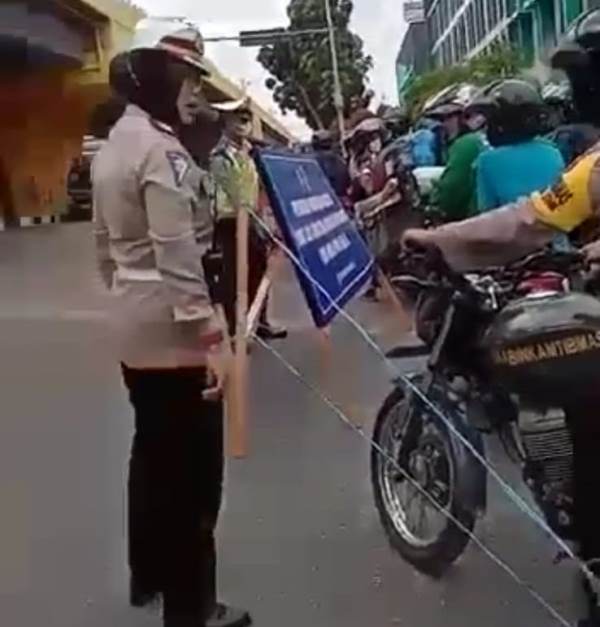 Viral Perwira Polisi dan Bhabinkamtibmas Cekcok Saat Penyekatan di Pekanbaru