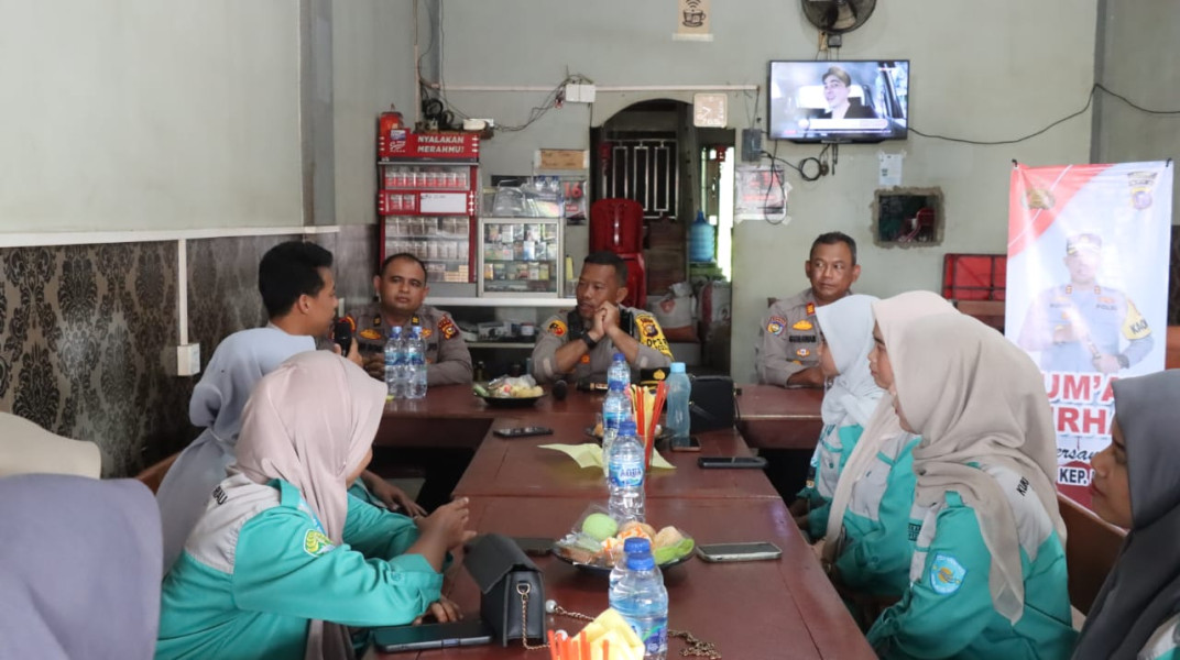 Jumat Curhat Bersama Mahasiswa KKN Desa Alahair, Kapolres Ajak Mahasiswa Bijak Bermedia Sosial dan Tertib Berlalu Lintas