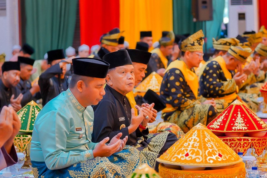 Bupati Meranti Hadiri Acara Penabalan Gelar Adat Gubernur Riau