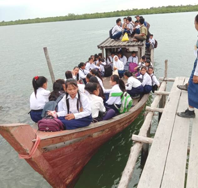 Naik Kapal Kayu Demi Mengeyam Dunia Pendidikan