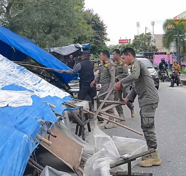 Lapak Dibongkar, PKL di Subrantas - Arifin Ahmad Ditertibkan Satpol PP Pekanbaru