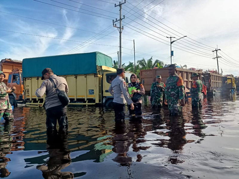 TNI-Polri Bersinergi Amankan dan Atur Lalin di Lokasi Banjir
