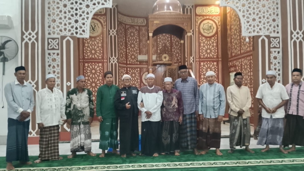 Jumat Berkah Subuh Hadir di Masjid Madinah Japakeh, Iskandar Idris Koordinasikan Gerakan Berbagi di Pidie Jaya