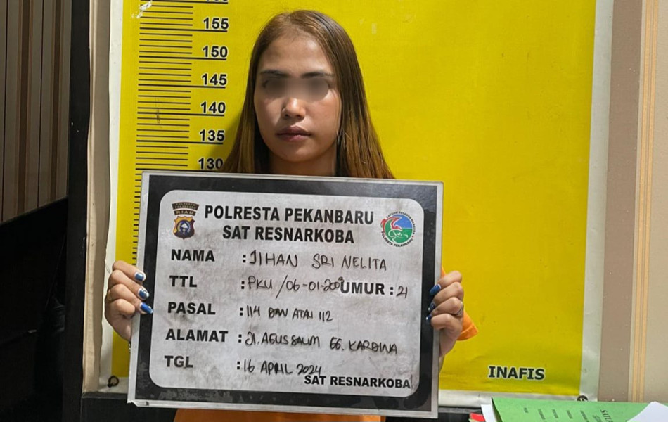Satnarkoba Polresta Pekanbaru Tangkap 'Ratu Narkoba' di Pengeran Hidayat