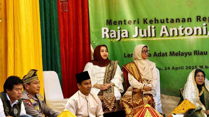 Bupati Bengkalis Hadiri Upacara Adat Tepuk Tepung Tawar Menhut RI