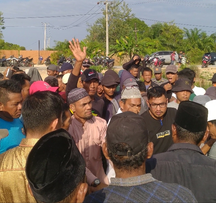 Ada Apa Ya !!! Masyarakat Desa Sepahat Turun Melakukan Aksi di Lahan KSB