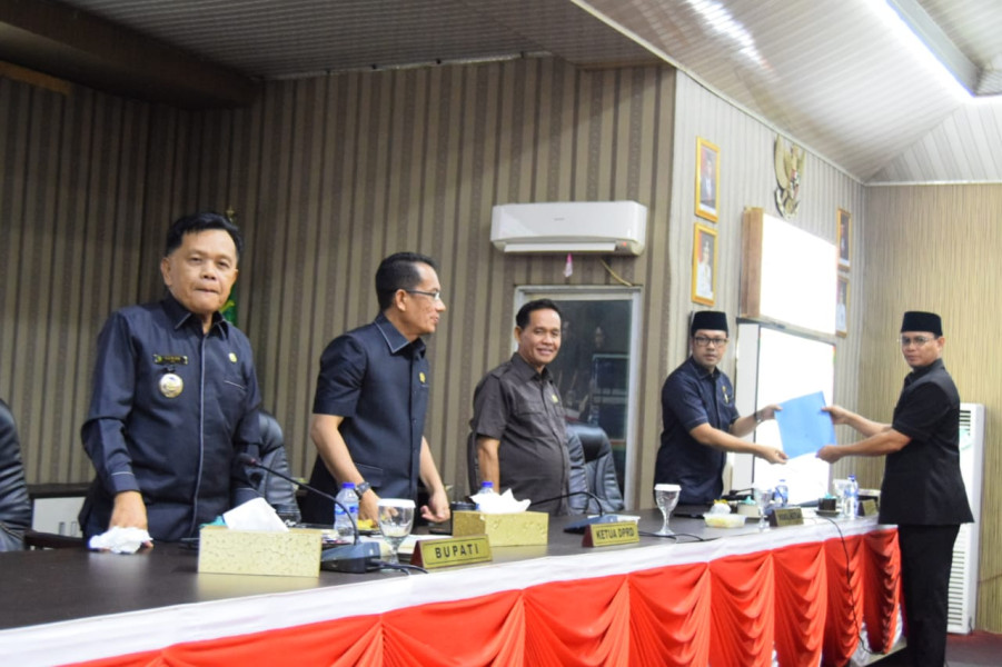H. Asmar Hadiri Penyampaian Pandangan Fraksi DPRD Meranti