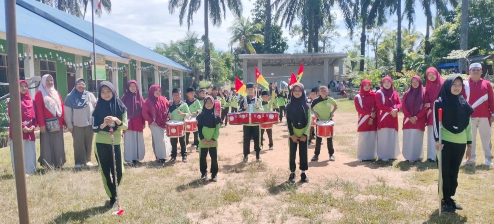 MI Maziyyatul Islam Tandun Semarakkan HUT RI ke-81, Tampilkan Drumband hingga Ragam Ekstrakurikuler