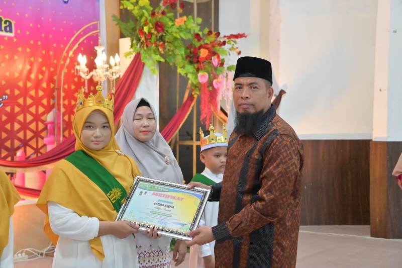 Bupati Kasmarni Sampaikan Program Beasiswa
