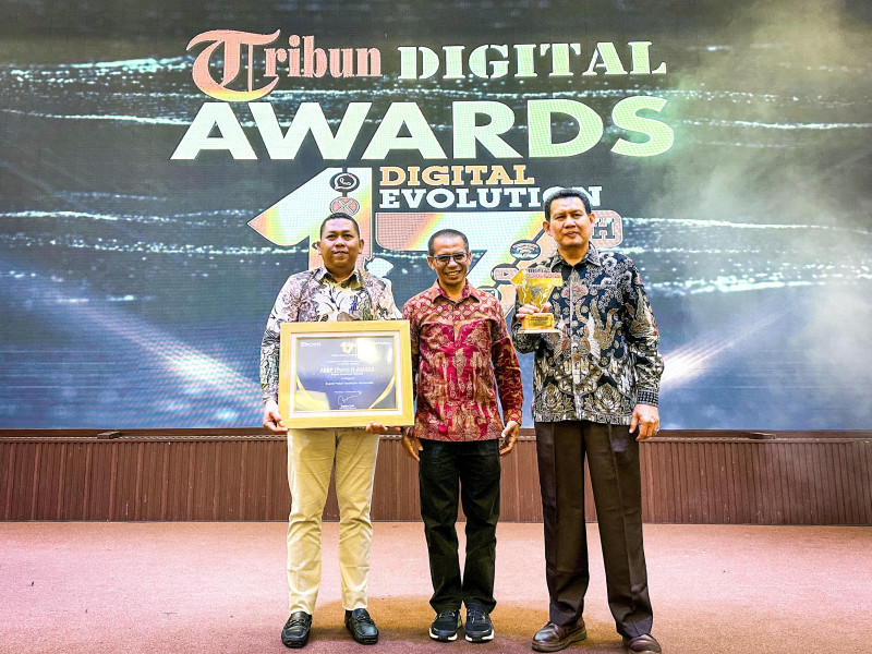 Plt Bupati Kepulauan Meranti Asmar Terima Penghargaan Kepala Daerah Peduli Kesehatan Masyarakat di Tribun Digital Award