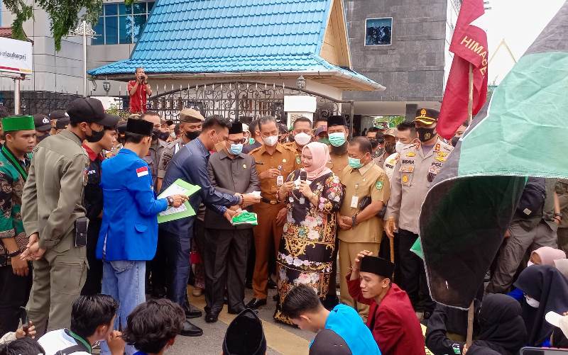 Dihadapan Mahasiswa Demo, Ini Pernyataan Tegas Bupati Kasmarni