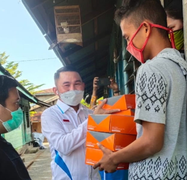 Ketua KNPI Provinsi Riau Fuad Santoso Berbagi Nasi Kotak Kepada Warga Nelayan Pekanbaru