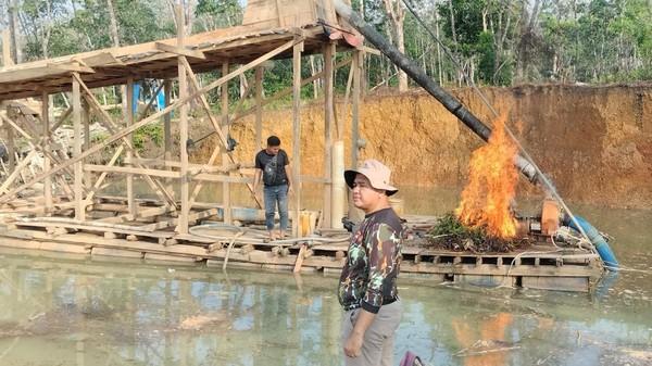 Polisi Gulung PETI, Sembilan Rakit Hangus di Tepi Sungai Kuantan