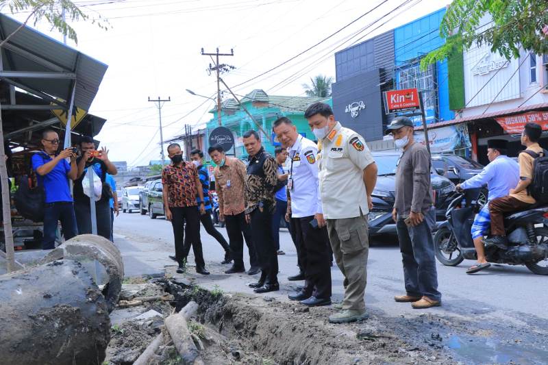 Sampah Sumbat Drainase, Pj Walikota Pekanbaru Minta Pengawasan RT/RW dan Lurah
