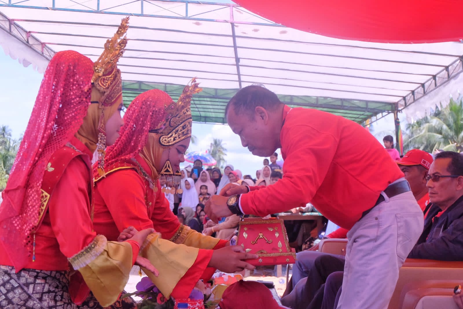 Sekda Meranti Panen Raya Padi di Desa Topang