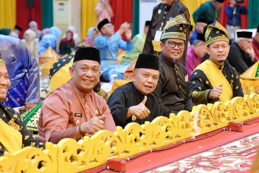 Bupati Asmar Hadiri Anugerah 