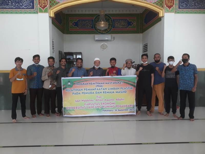 Dosen Unilak Latih Pemanfaaran Limbah Plastik pada Pemuda dan Remaja Masjid