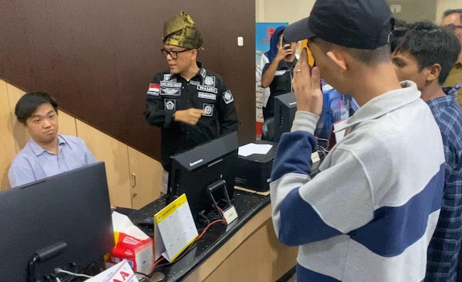 Wamenaker RI Kesal, Dicueki Saat Sidak Penahanan Ijazah di Pekanbaru