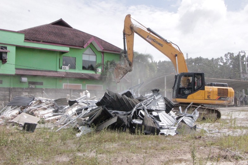 Tak Kantongi IMB, Ekskavator Pemko Robohkan Satu Rumah di Sudirman