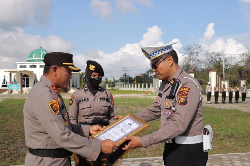 Personel Berprestasi dapat Reward dari Kapolres Kepulauan Meranti