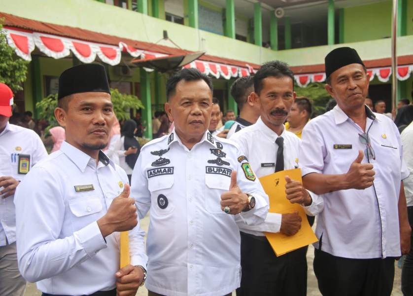 Plt Bupati Asmar Dampingi Gubri Syamsuar Serahkan SK PPPK Guru di Kepulauan Meranti