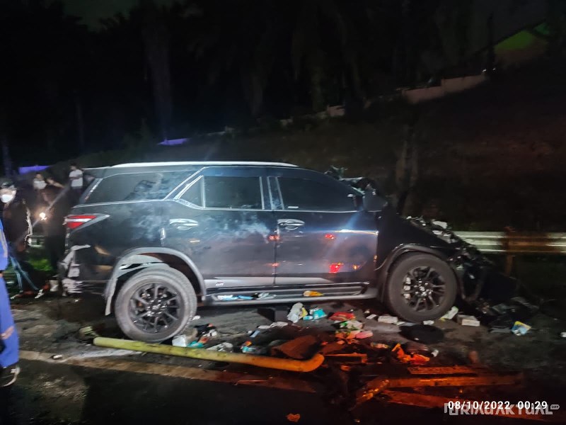Colt Diesel Terguling Ditabrak Fortuner, 2 Orang Tewas di Tol Permai