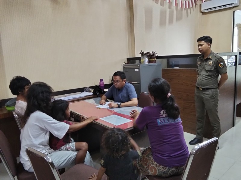 Sekeluarga Mengemis, Ayah Ibu dan Dua Anak di Pekanbaru Diamankan Dinas Sosial