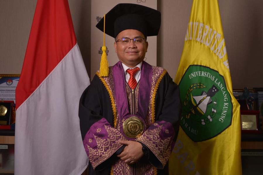 Pengukuhan Rektor Unilak Prof. Dr. Junaidi Sebagai Guru Besar Bidang Kajian Budaya, kental dengan Prosesi Adat Budaya Melayu