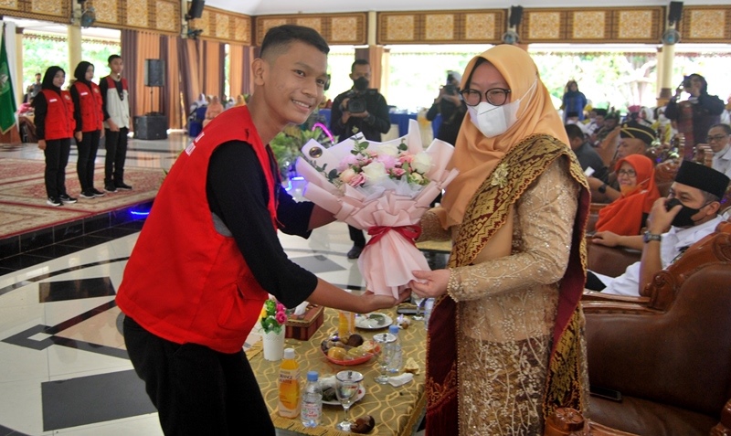 Hari Ibu Nasional Ke-93, Ketua TP-PKK Bengkalis Terima Bingkisan Bunga dari Forum Anak