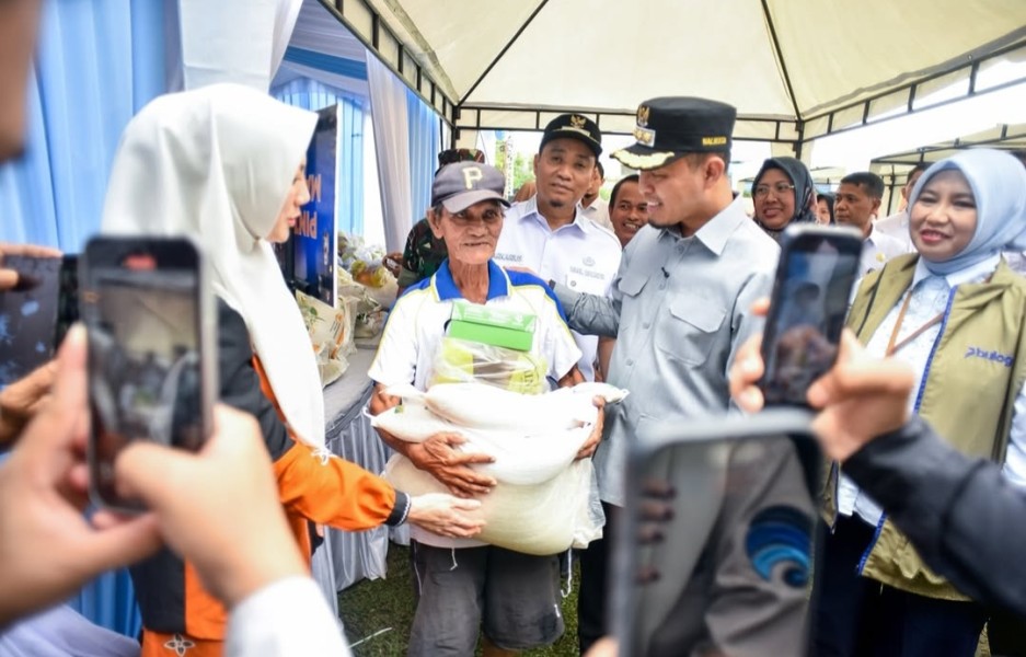 Wako Pekanbaru Salurkan Bantuan Pangan ke Ribuan Warga