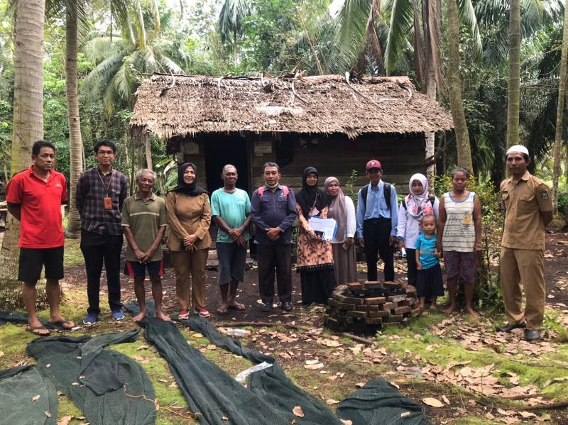 Kades Bantan Timur Dampingi Tim Statistik Mendata Ulang Warganya yang Hidup Dibawah Garis Kemiskinan