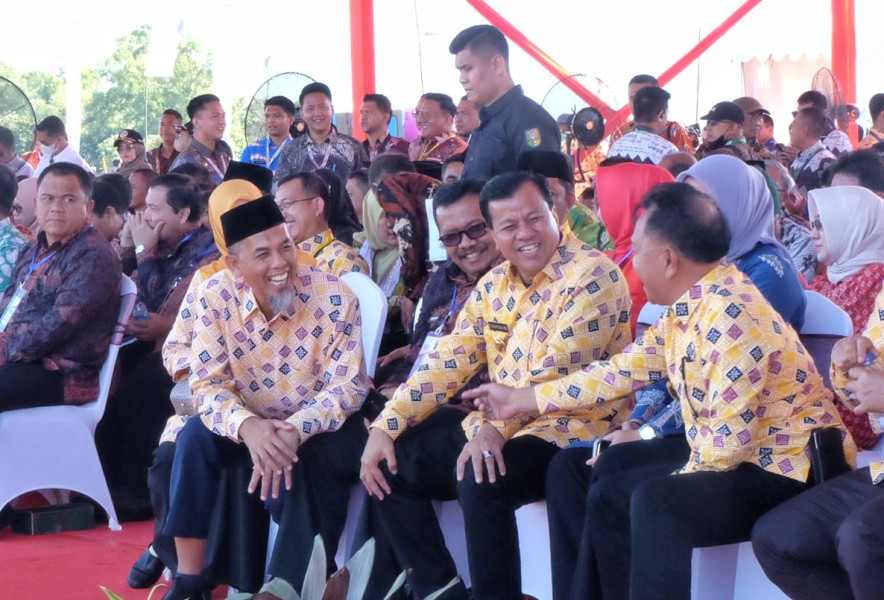 Plt. Bupati H. Asmar Hadiri Penas Tani Nelayan di Padang