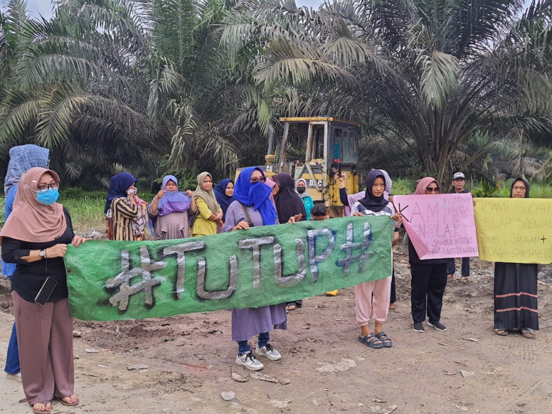 Warga Rumbai Barat Demo Tolak Tempat Pembuangan Sampah Sementara di Jalan Siak 2
