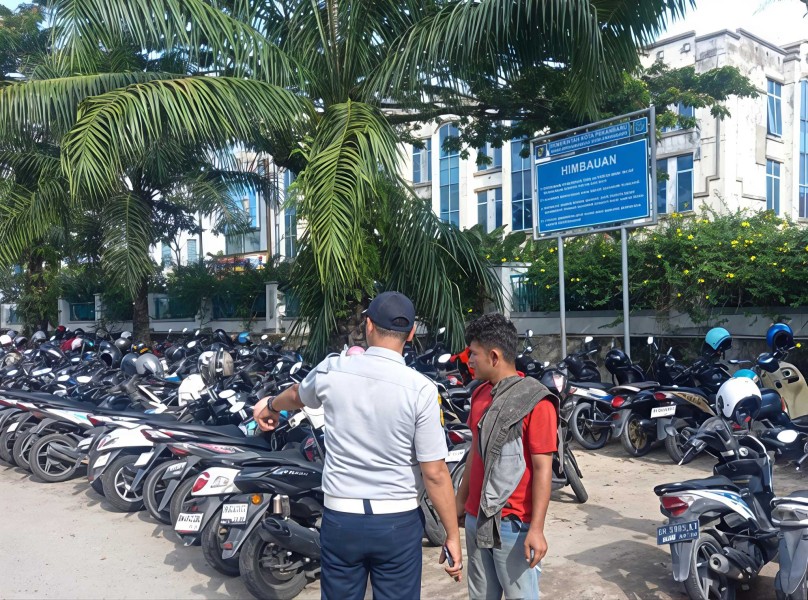 Nekat Parkir Sembarangan di Pekanbaru? Siap-Siap Ban Digembosi Hingga Mobil Diderek