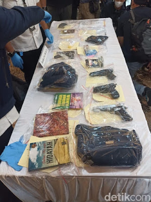 Polisi Tunjukkan Barang Bukti Terkait Aksi Wanita yang Coba Terobos Istana