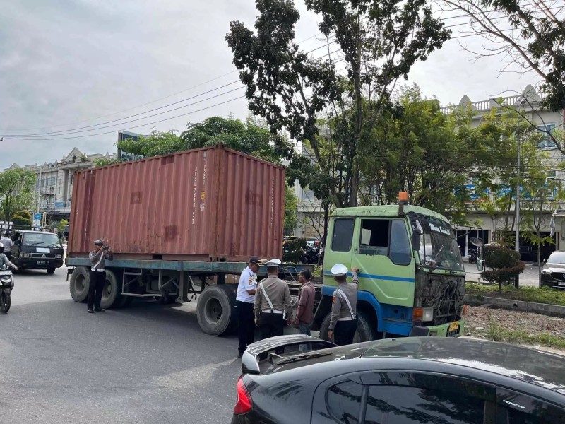 Pengawasan Truk Masuk Kota Pekanbaru Diperkuat, Sanksi Tilang Berlaku