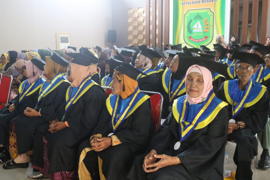 Gelar Wisuda Perdana, Sekolah Lansia di Meranti Wisudakan 40 Lansia