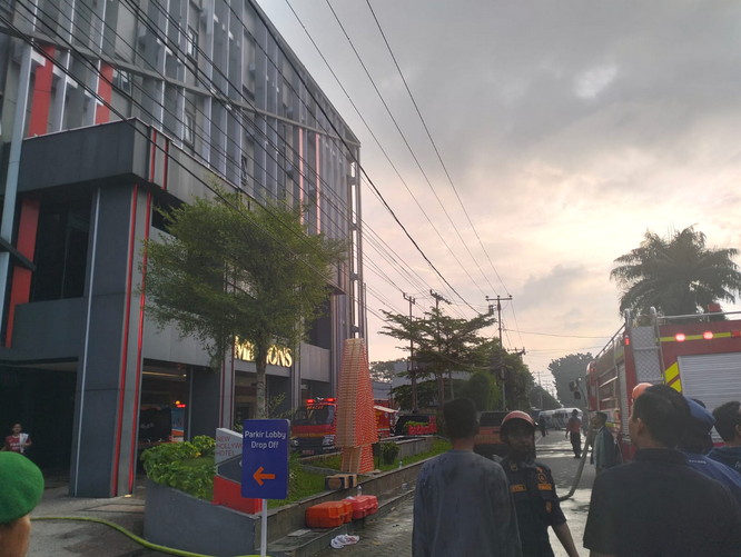 Kebakaran Hotel New Hollywood Pekanbaru, Seorang Tewas dan Belasan Dirawat