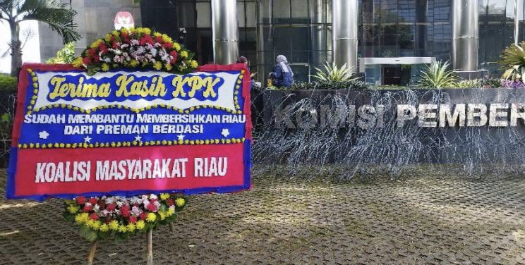 Pasca Abdul Wahid Dipulangkan ke Riau, Gedung KPK Dibanjiri Karangan Bunga