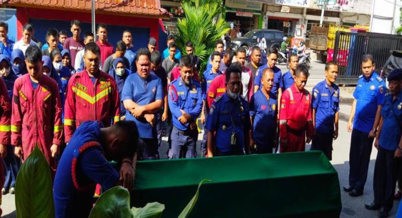 Pj Walikota Pekanbaru, Muflihun, Santuni Keluarga Korban Petugas Damkar