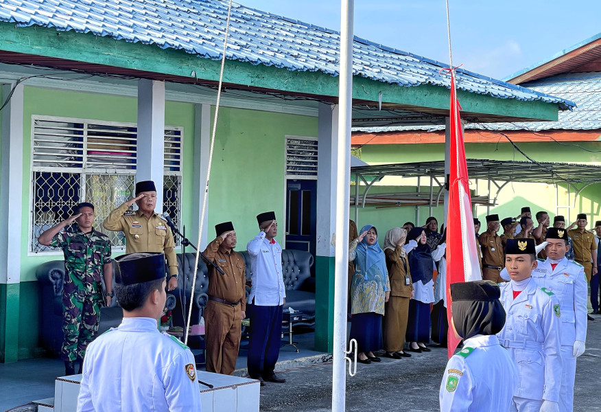 Plt Bupati Asmar Pimpin Upacara Bendera Di MAN 1 Selatpanjang