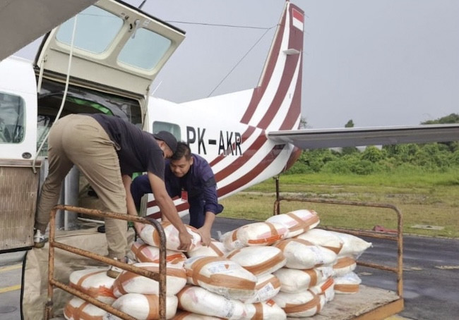 Cegah Karhutla, 5 Ton Garam Disemai untuk Hujan Buatan di Riau