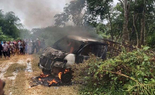 Massa di Kampar Bakar Mobil Diduga Pelaku Pencurian Hewan Ternak