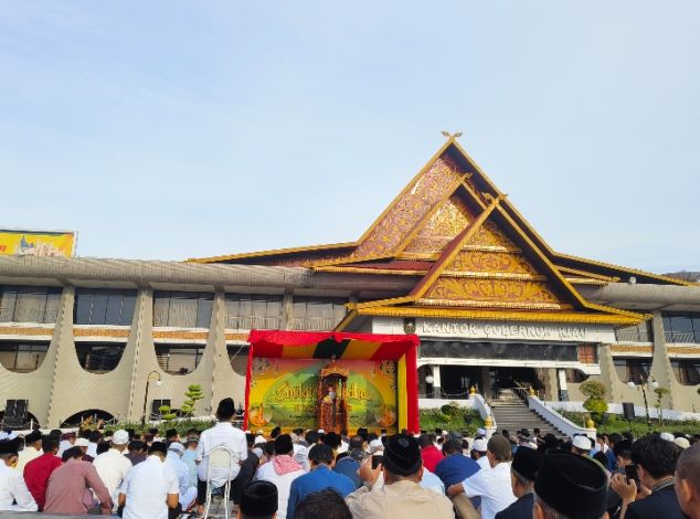 Pj Gubri Bersama Ribuan Jemaah Salat Iduladha di Halaman Kantor Gubernur Riau