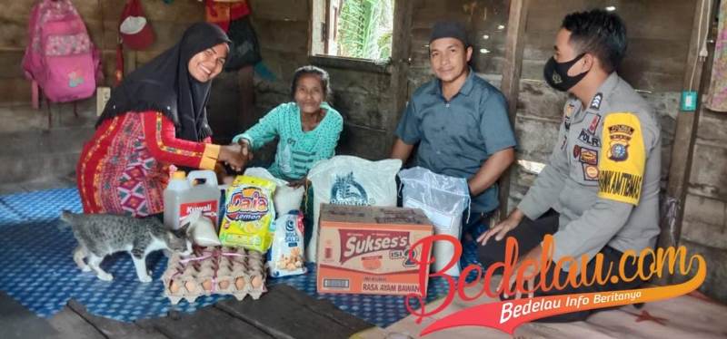 Tim Relawan Memberikan 2 Rumah Masyarakat Dengan Pemberian Paket Sembako