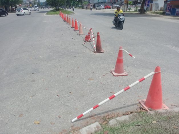 U Turn Simpang Jalan SM Amin - Naga Sakti Ditutup, Traffic Cone Pembatas Dirusak