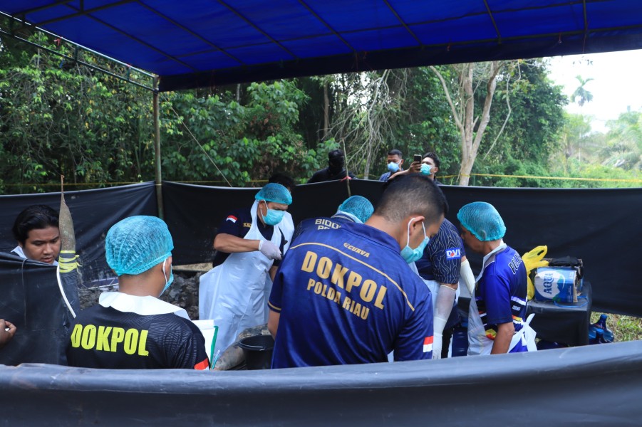 Polres Inhil Dampingi Proses Ekshumasi dan Autopsi Mayat yang Ditemukan dalam Togok