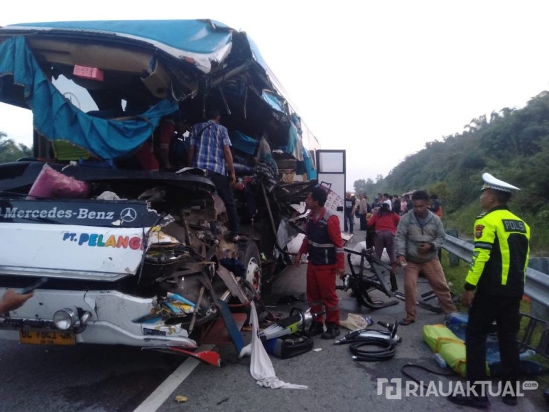 Bus Pelangi Hantam Truk Tronton di Tol Pekanbaru-Dumai, Dua Penumpang Tewas