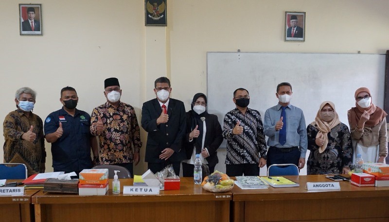 Ketua IDI Riau dan Istri Raih Gelar Magister di Pascasarjana Universitas Lancang Kuning