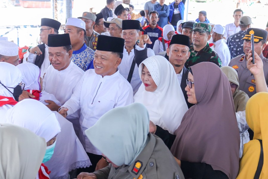 H. Asmar Didampingi Istri Sambut Kepulangan Jamaah Haji di Pelabuhan Tanjung Harapan